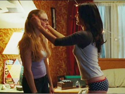 Confira o beijo de Megan Fox e Amanda Seyfried em Garota Infernal