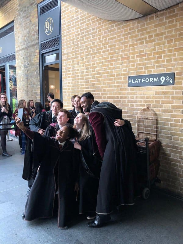 Expresso de Hogwarts: Fãs de Harry Potter lotaram King's Cross neste domingo (01)