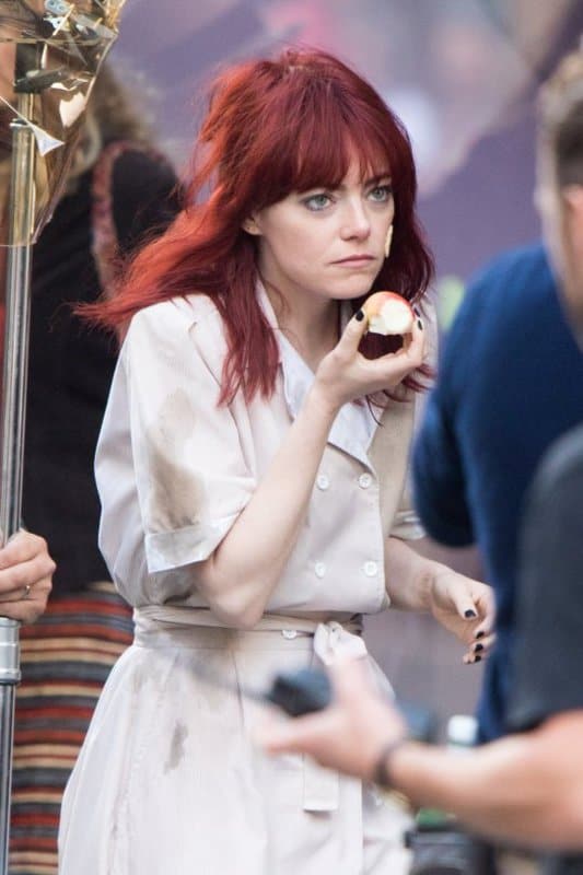 Emma Stone revela cabelos vermelhos nos bastidores de Cruella 