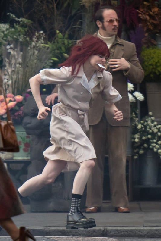 Emma Stone revela cabelos vermelhos nos bastidores de Cruella 