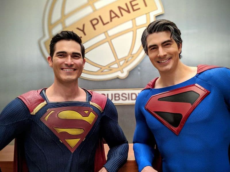 Brandon Routh e Tyler Hoechlin posam juntos como Superman nos bastidores de Crise nas Infinitas Terras