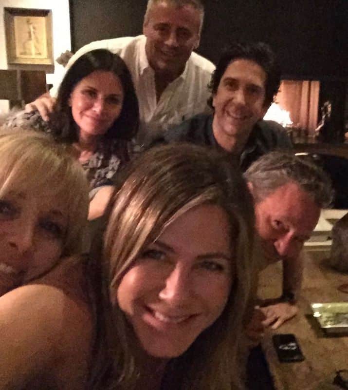 Jennifer Aniston reúne elenco de Friends em foto no Instagram 