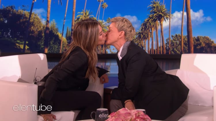 Jennifer Aniston dá selinho em Ellen DeGeneres 