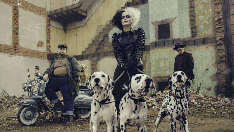 Emma Stone aparece com visual clássico de Cruella em gravação