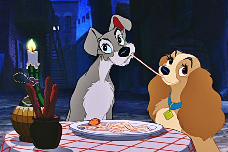 Imagem do desenho A Dama e o Vagabundo, onde os cachorros estão comendo macarrão