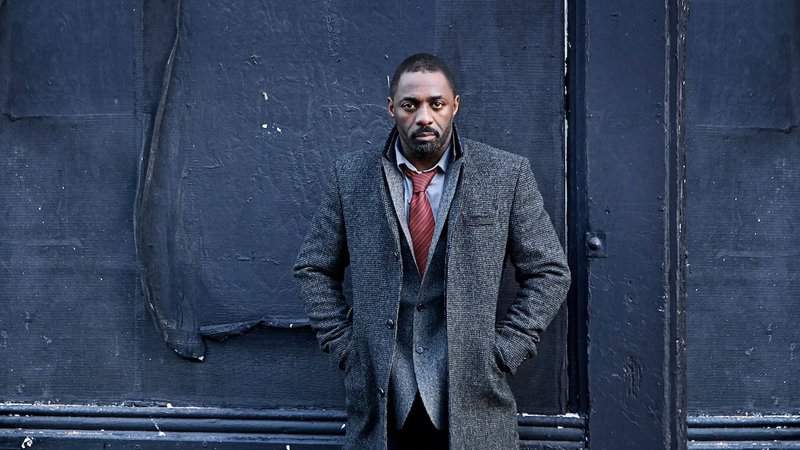 Idris Elba diz que filme de Luther está a caminho