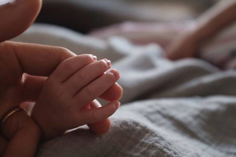Melissa Benoist e Chris Wood anunciam nascimento de primeiro filho