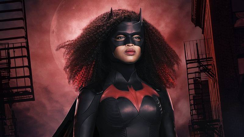 Javicia Leslie ostenta cabelo natural em novas fotos oficiais de Batwoman