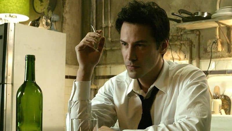 Keanu Reeves em cena do filme Constantine 