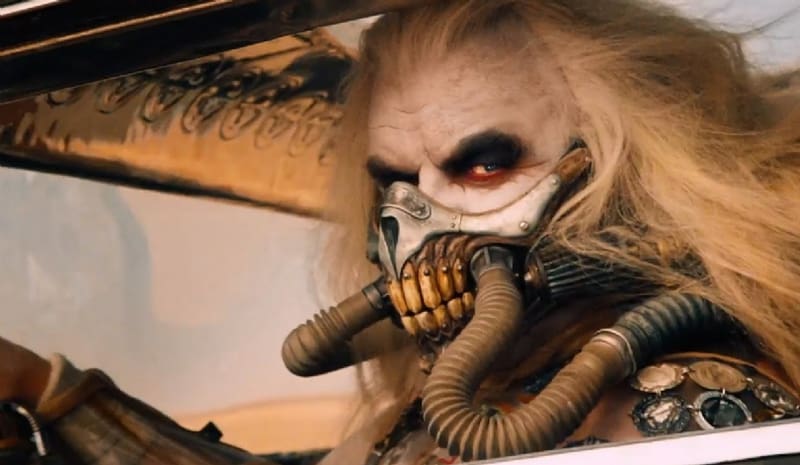 Cena de Immortan Joe no filme "Mad Max"