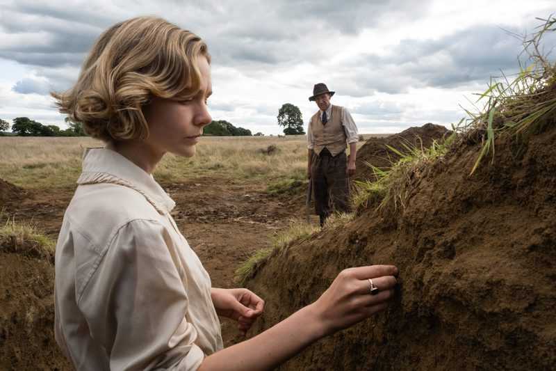 Carey Mulligan e Ralph Fiennes em cena do filme A Escavação