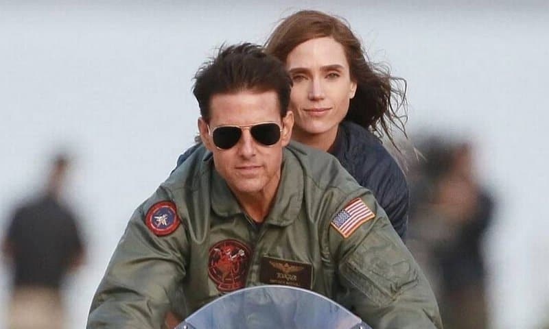 Cena do filme Top Gun - Maverick com Tom Cruise e Jennifer Connely