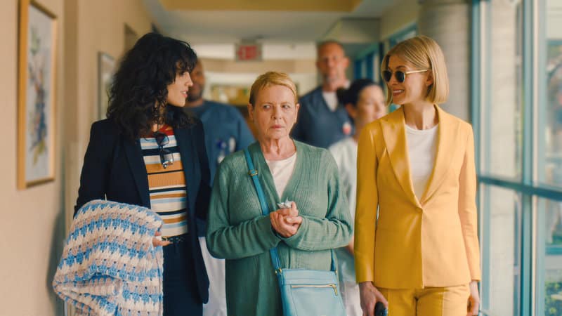 Eu Me Importo: novo filme de humor ácido LGBTQ ganha trailer pela Netflix 