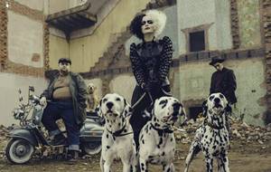 Emma Stone aparece com visual clássico de Cruella em gravação