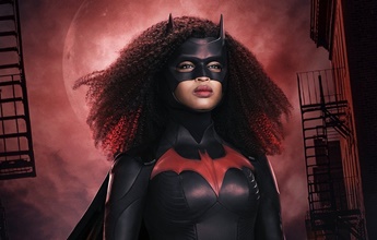 Javicia Leslie ostenta cabelo natural em novas fotos oficiais de Batwoman