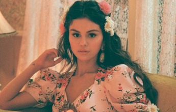 Selena Gomez parece uma princesa de conto de fadas em novo clipe, De Una Vez 