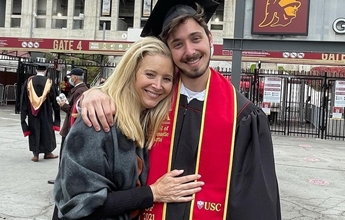 Lisa Kudrow, a Phoebe de Friends, celebra a formatura de seu filho na faculdade 