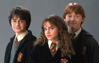 Harry Potter: De Volta a Hogwarts ganha primeira foto com elenco original 