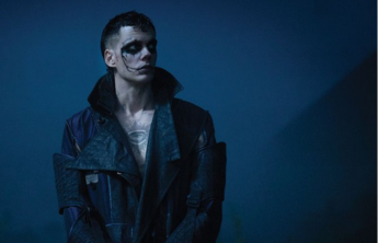 O Corvo: remake com Bill Skarsgard ganha novo clipe
