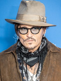 Johnny Depp volta aos cinemas como diretor após escândalo com Amber Heard