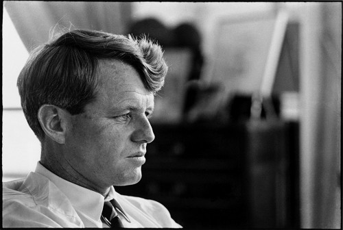 Imagem 3
                    da
                    série
                    Bobby Kennedy for President