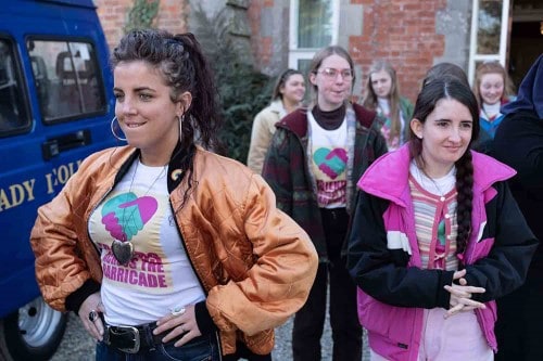 Imagem 2
                    da
                    série
                    Derry Girls