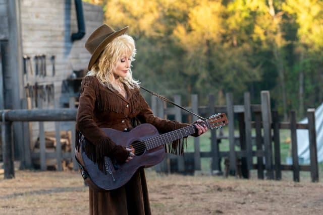 Imagem 3
                    da
                    série
                    Dolly Parton - Tocando o Coração