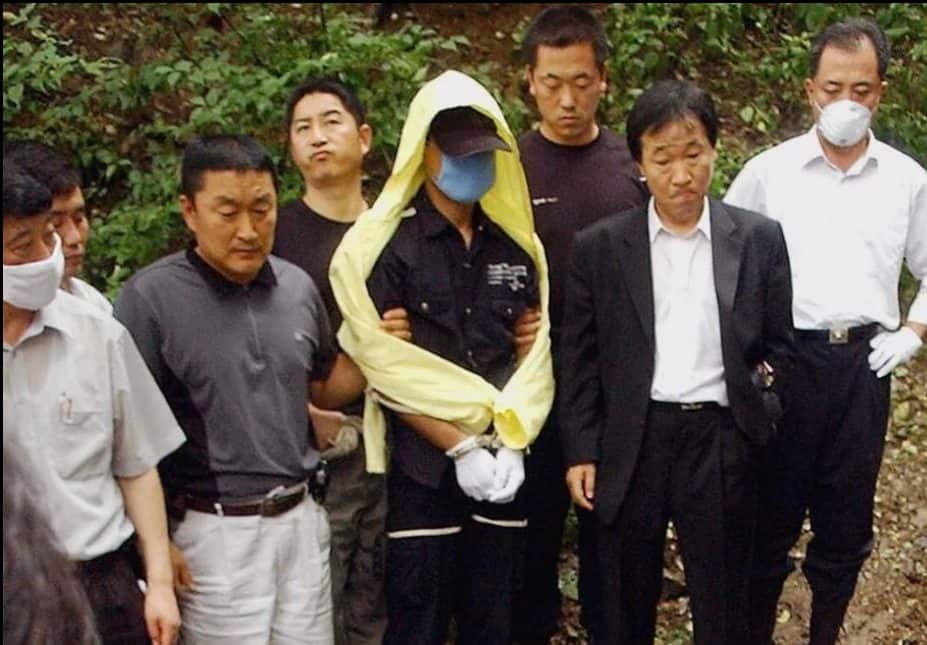 Imagem 1
                    da
                    série
                    O Assassino da Capa de Chuva: Caça ao Serial Killer Coreano