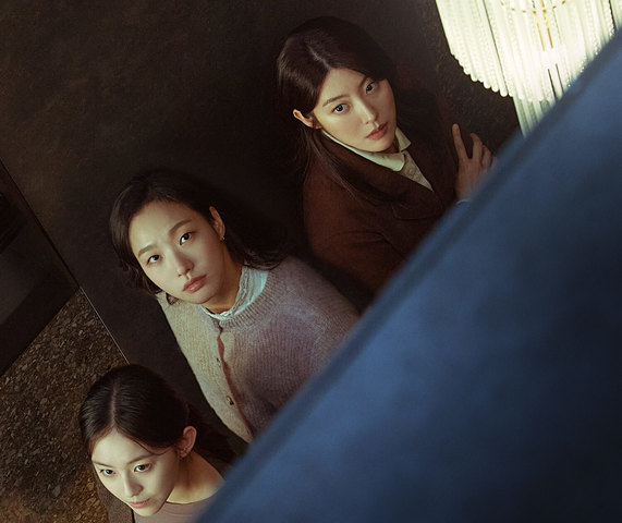 Imagem 3
                    da
                    série
                    As Três Irmãs